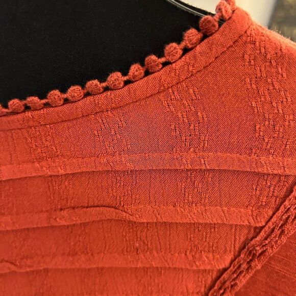 Plus size Rayon top with cute keyhole back - Picture 4 of 8